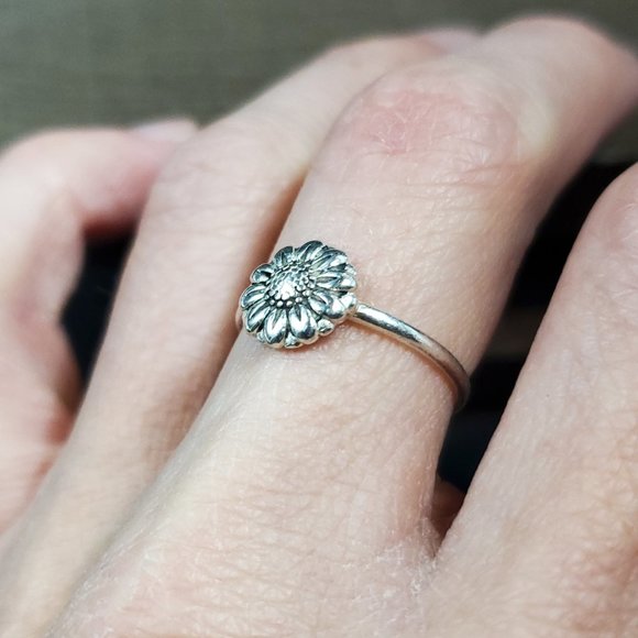 Size 8 925 Sterling Silver Cute Simple Flower Ring - Picture 2 of 6